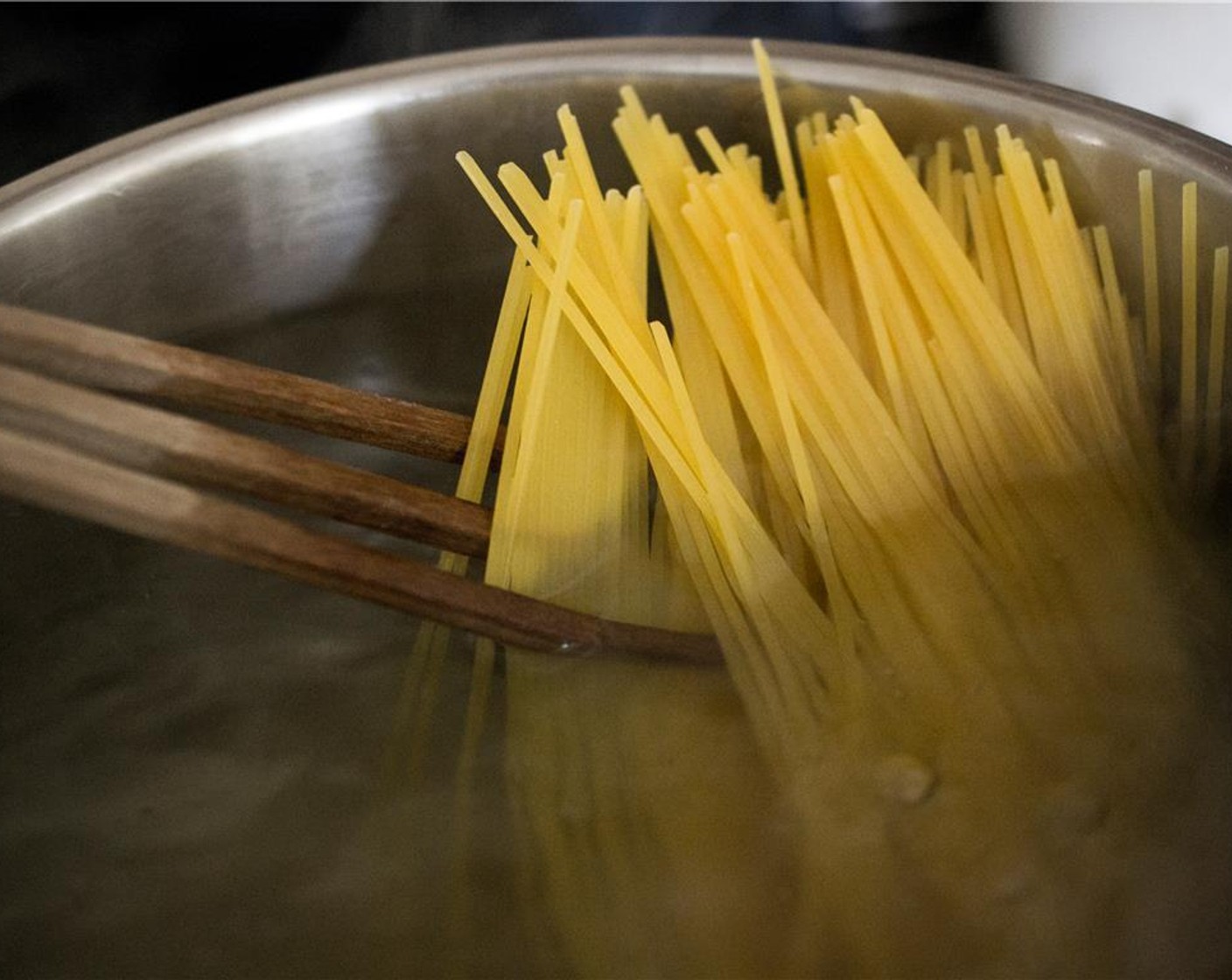 step 5 Bring a large pot of generously salted water to a boil. Add the dried Spaghetti (1 lb), and cook 7 -9 minutes, or until al dente. Before you drain the pasta, reserve 1/2 cup of pasta water.