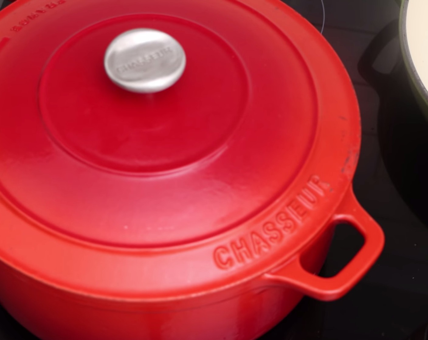 step 4 Place the lid on top of the pot and leave the sauce on low heat to cook for around 30 minutes, stirring it every so often.