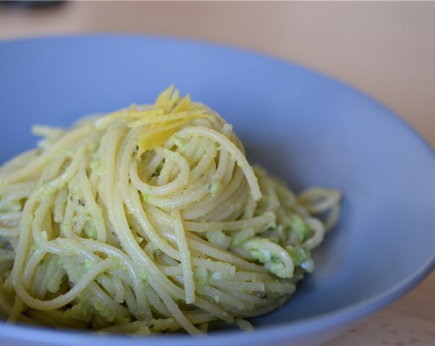step 6 Drain pasta when done. Mix with avocado cream and serve immediately. Garnish with the zest.